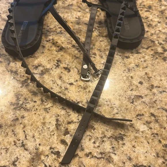🍄SPRING SALE- firm price 🍄Steve Madden Black Studded Gladiator Flats - Picture 10 of 16